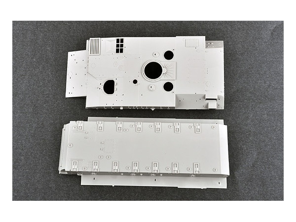 Trumpeter - 1/35 Soviet 2K11A TEL with 9M8M Missile "Krug-a" (SA-4 Ganef) Model Kit image