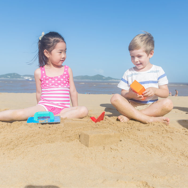 Hape: Master Bricklayer Beach Playset image
