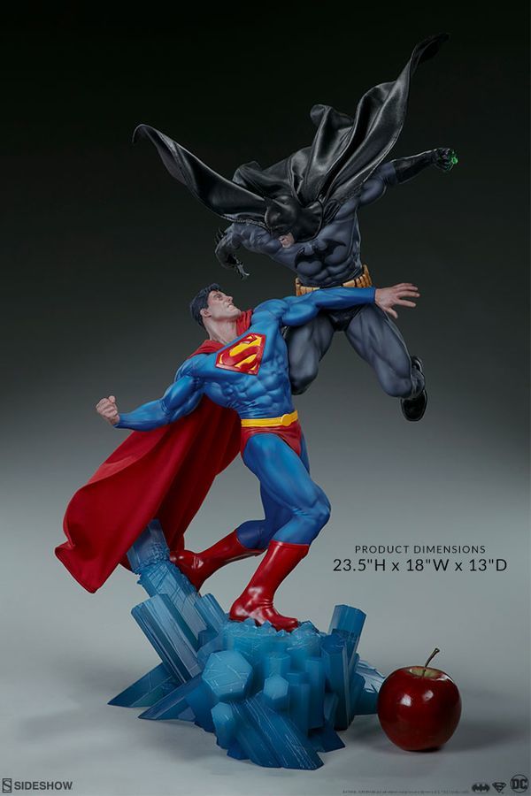 DC Comics: Batman vs Superman - 23.5" Premium Diorama image