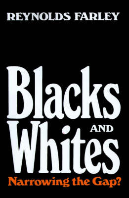 Blacks and Whites: Narrowing the Gap? on Paperback by Reynolds Farley