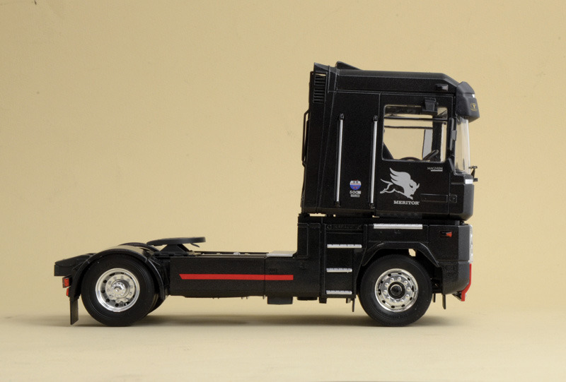 Italeri Renault Magnum AE500 Truck - 1:24 Model Kit image