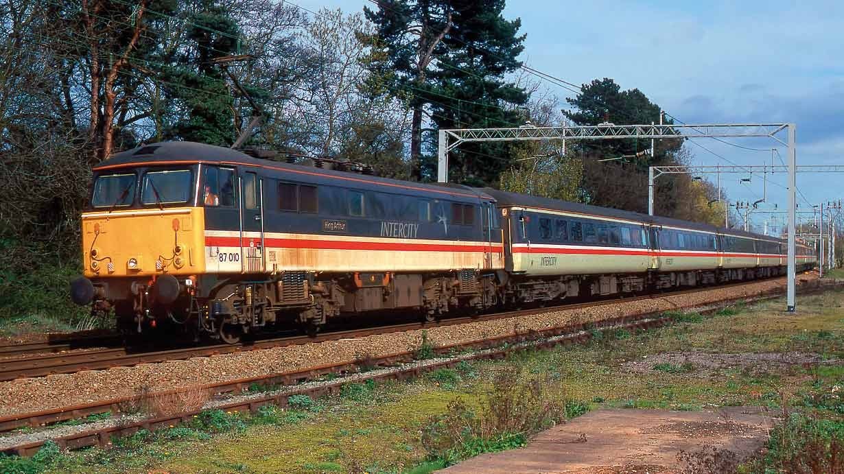 Hornby: BR Intercity Executive ‘King Arthur’ Class 87 87010