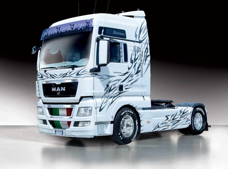 Italeri: 1/24 MAN TGX XXL - Model Kit image