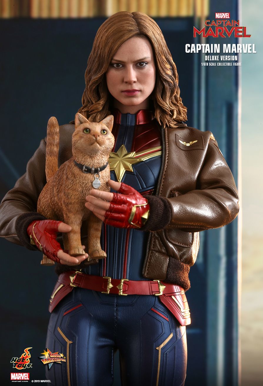 Captain Marvel: Captain Marvel (Deluxe) - 12" Articulated Figure image