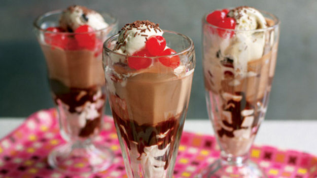 Sundaes and Splits: Delicious Recipes for Ice Cream Treats by Hannah Miles image