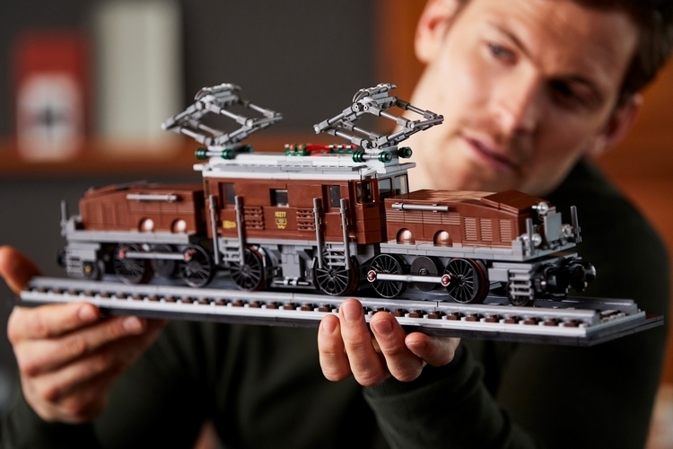 LEGO Creator: Crocodile Locomotive (10277) image
