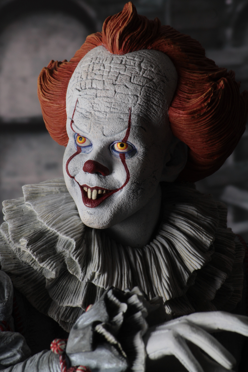 It (2017): Pennywise - 1:4 Scale Action Figure