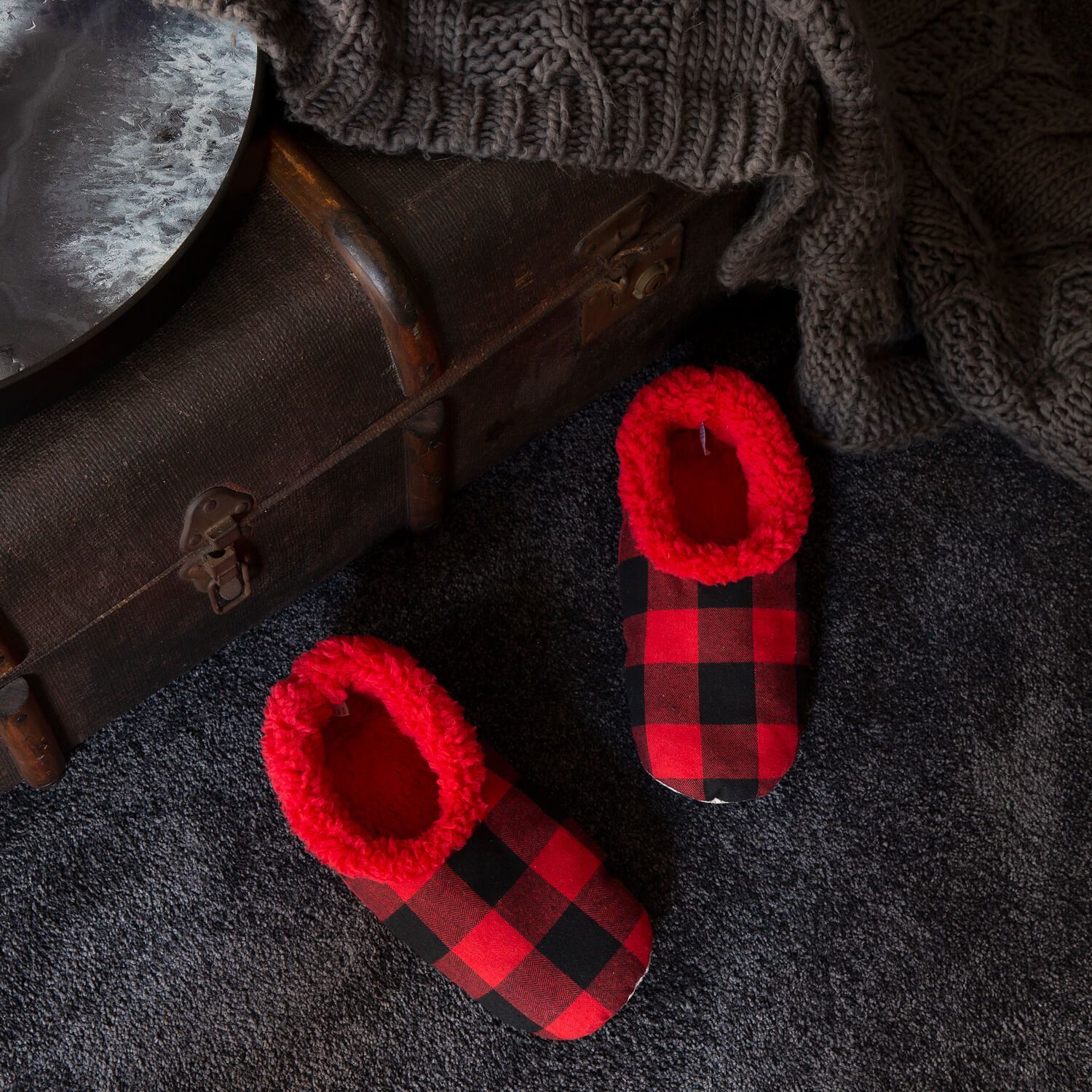 Slumbies Red/Black Men's Plaid Slippers (M)