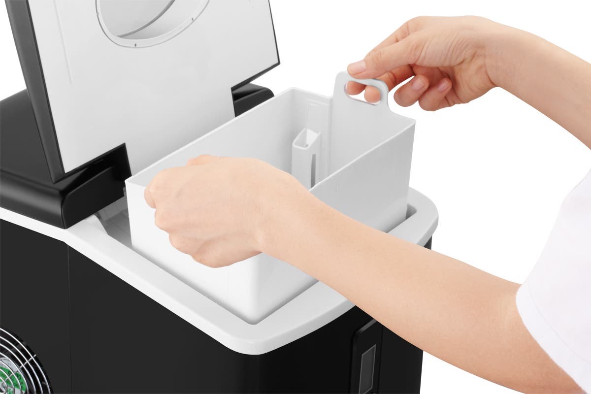 Buy Kogan 3.2L Ice Cube Maker (Black) at Mighty Ape NZ