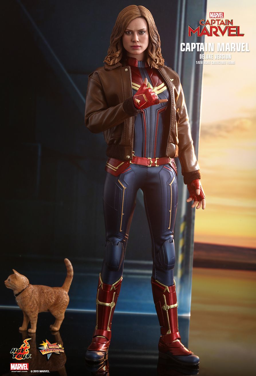 Captain Marvel: Captain Marvel (Deluxe) - 12" Articulated Figure image