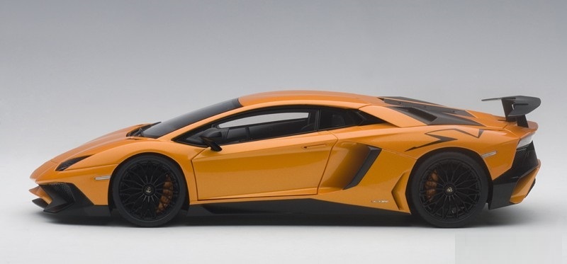 Autoart: 1/18 Lamborghini Aventador Lp750-4 Sv - Diecast Model