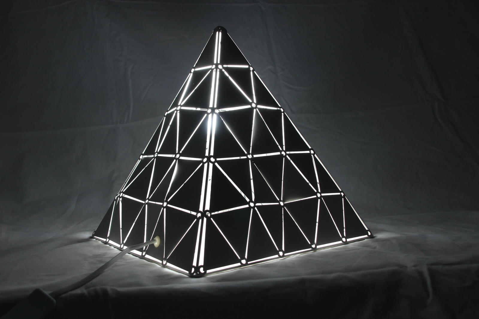 Robotime: White Triangle Light