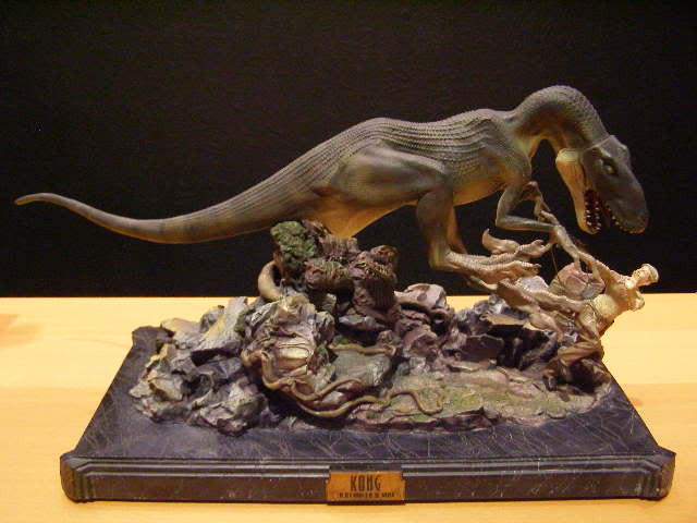 King Kong Venatosaurus Attack Statue - by Weta image