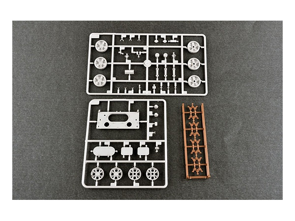 Trumpeter - 1/35 Soviet 2K11A TEL with 9M8M Missile "Krug-a" (SA-4 Ganef) Model Kit image