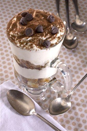 Sundaes and Splits: Delicious Recipes for Ice Cream Treats by Hannah Miles image