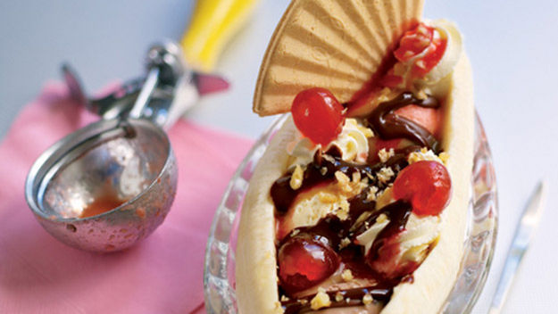 Sundaes and Splits: Delicious Recipes for Ice Cream Treats on Hardback by Hannah Miles