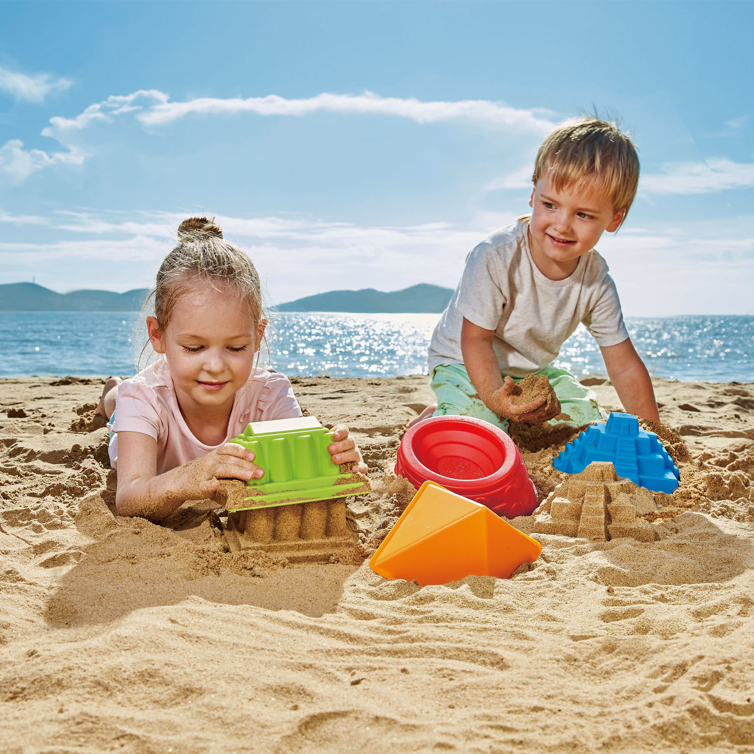 Hape: Pyramid Sand Shaper image