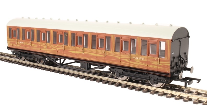 Hornby: LNER Thompson Non-corridor 3rd Class Coach Teak image