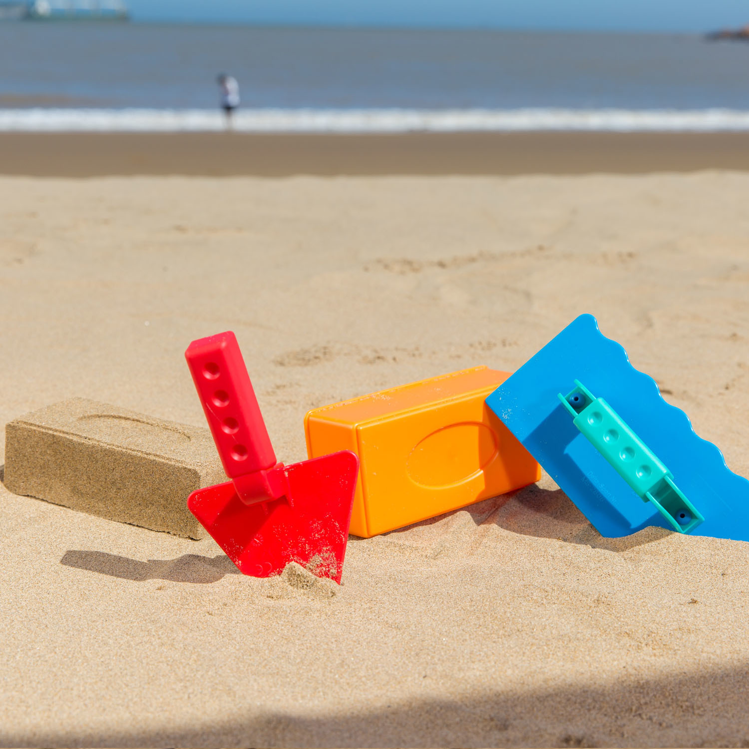 Hape: Master Bricklayer Beach Playset image