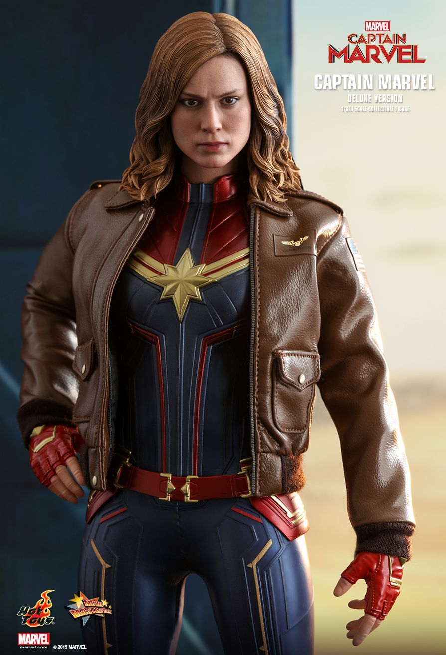 Captain Marvel: Captain Marvel (Deluxe) - 12" Articulated Figure image