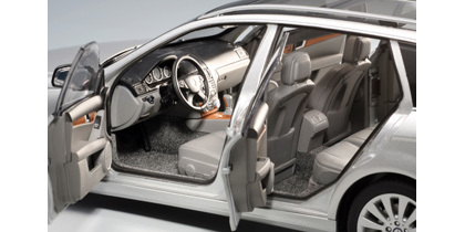 AUTOart 1/18 Mercedes Benz C Class T-Model S204 Elegance (Silver) Diecast Model image