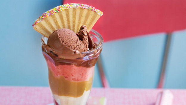 Sundaes and Splits: Delicious Recipes for Ice Cream Treats on Hardback by Hannah Miles