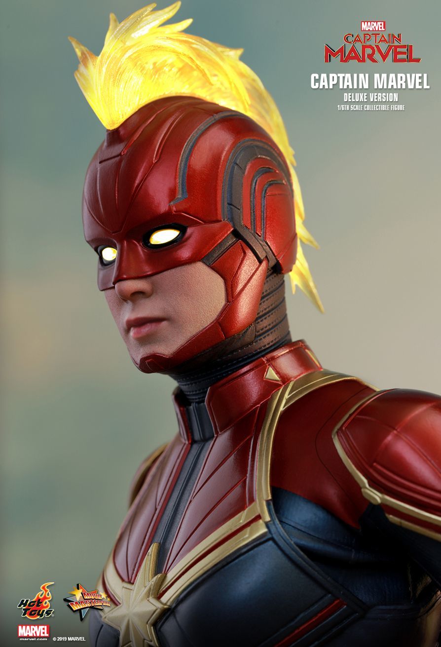 Captain Marvel: Captain Marvel (Deluxe) - 12" Articulated Figure image
