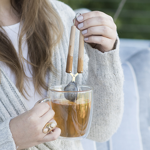 Pinky Up: Wood Handled - Simple Tea Infuser