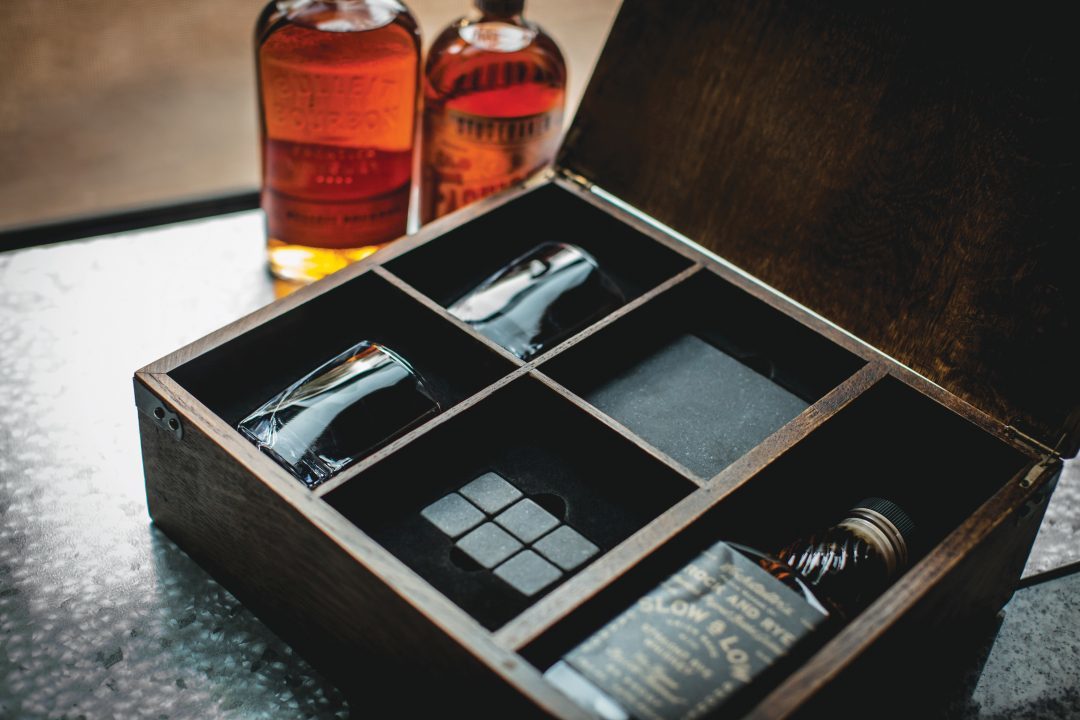 Picnic Time: Whiskey Box Gift Set (Oak Wood Case)