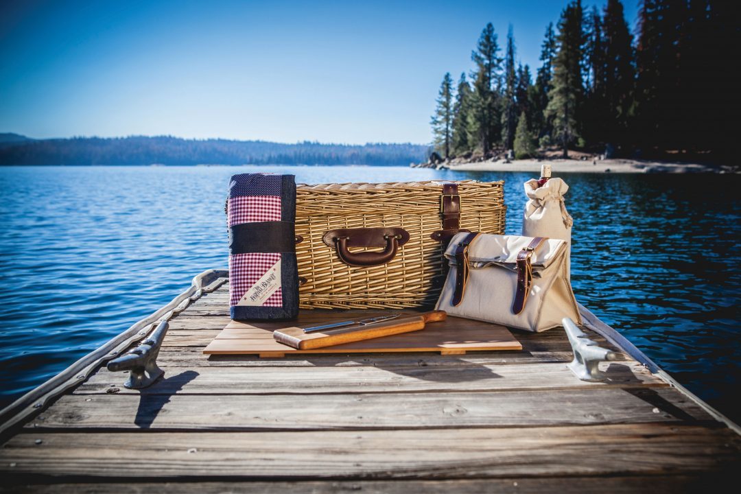 Picnic Time: Charleston Luxury Picnic Basket with Quilt (Natural Canvas) image