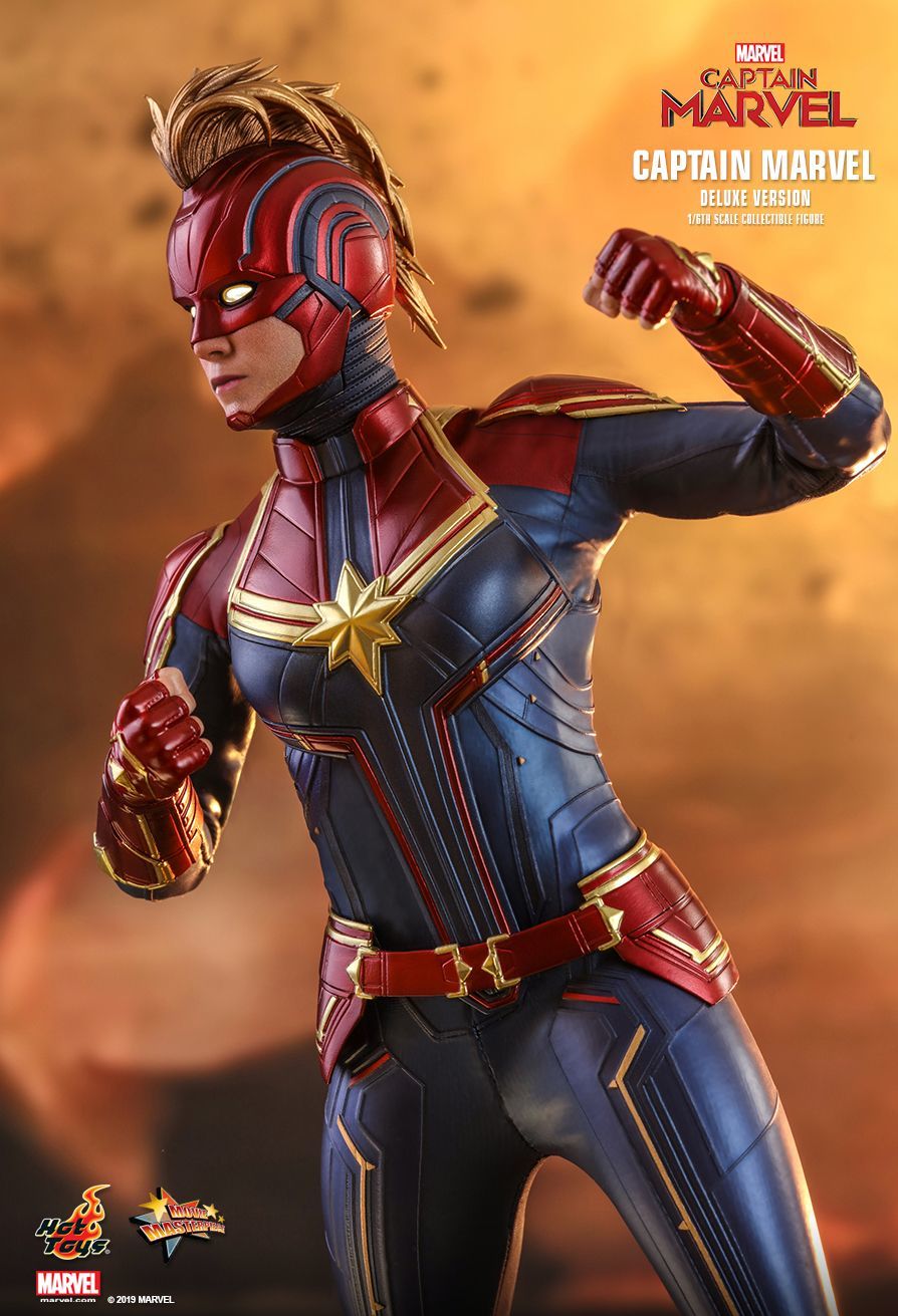 Captain Marvel: Captain Marvel (Deluxe) - 12" Articulated Figure image