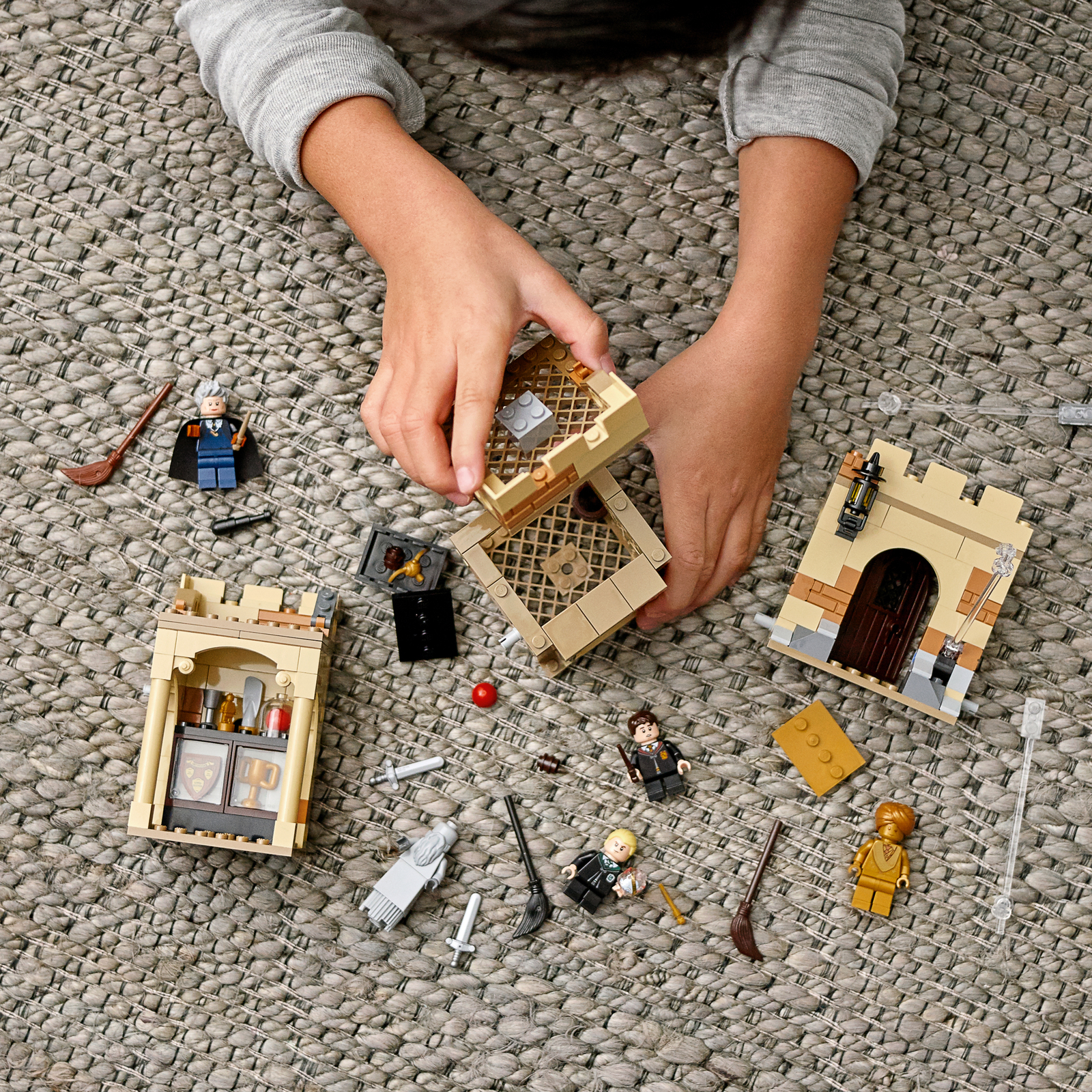 LEGO Harry Potter: Hogwarts - First Flying Lesson (76395) image