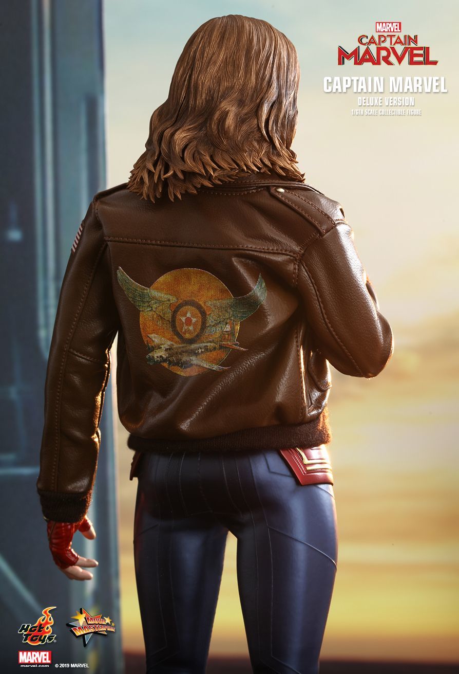 Captain Marvel: Captain Marvel (Deluxe) - 12" Articulated Figure image