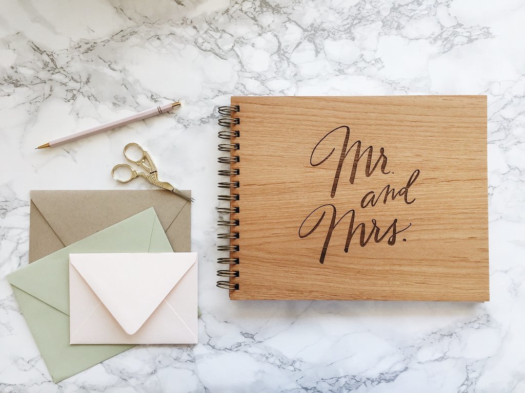 Cardtorial Wooden Guestbook - Mr. & Mrs.