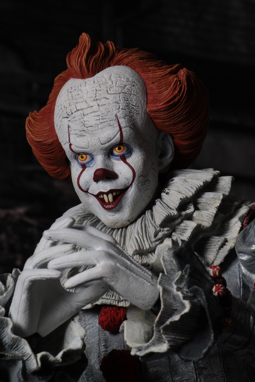 It (2017): Pennywise - 1:4 Scale Action Figure