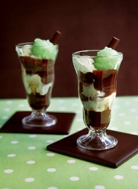 Sundaes and Splits: Delicious Recipes for Ice Cream Treats by Hannah Miles image