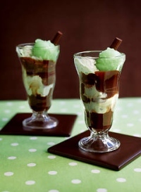 Sundaes and Splits: Delicious Recipes for Ice Cream Treats on Hardback by Hannah Miles