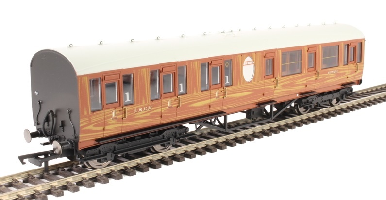 Hornby: LNER Thompson Non-corridor (Lavatory) Composite Coach, Teak image
