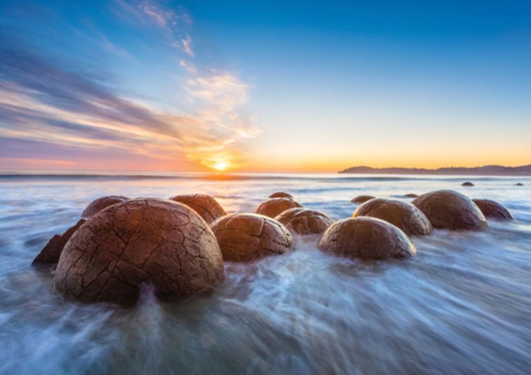 Holdson: Explore New Zealand: Series 2 - Moeraki Boulders - 100 Piece Puzzle image